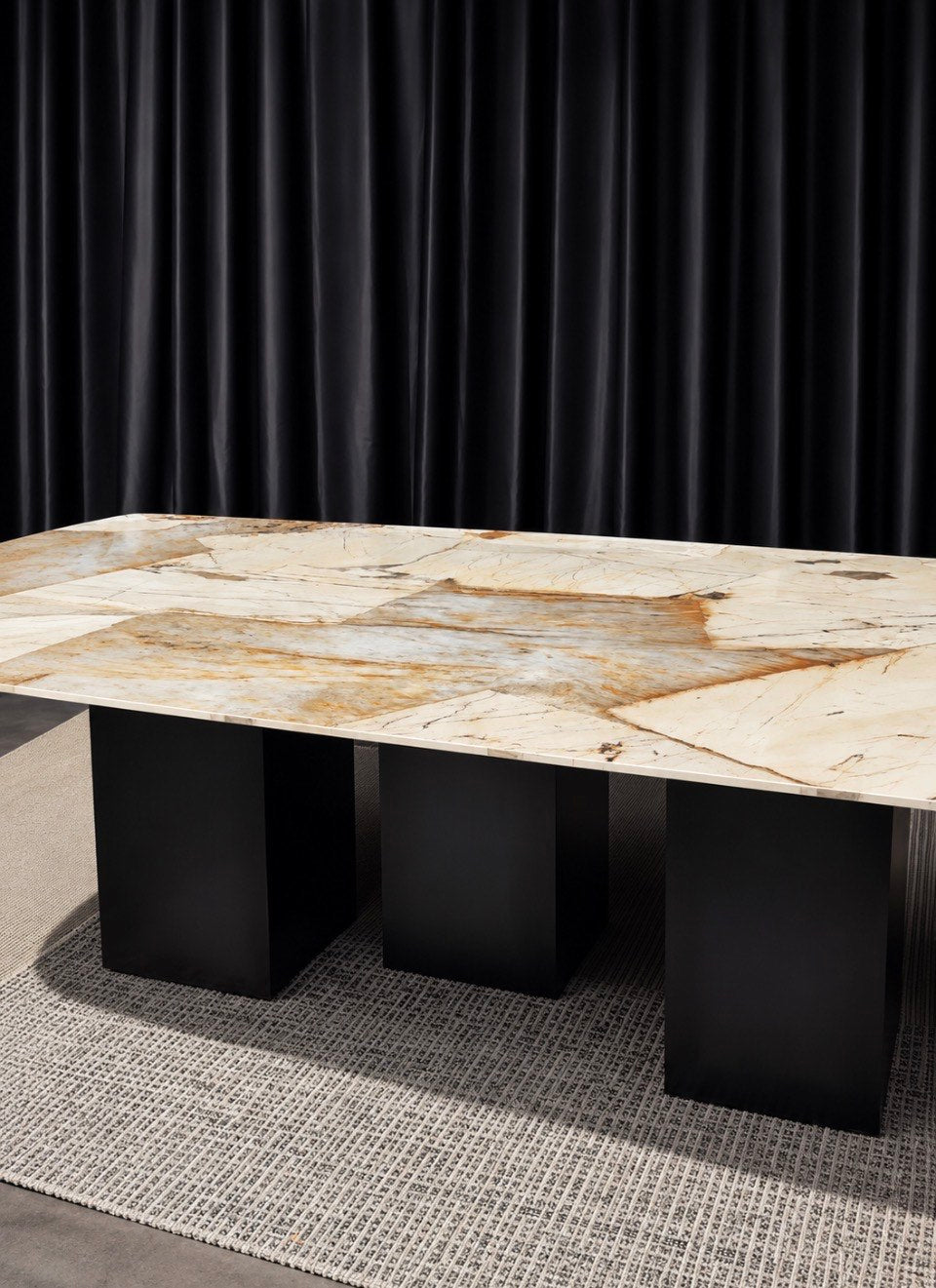 PATAGONIA DINING TABLE